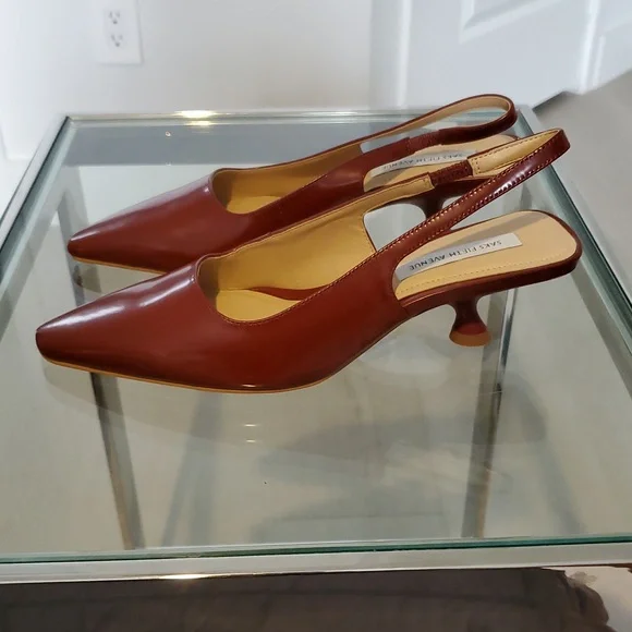 Saks Fifth Ave Patent Leather Wine kittenHeel slingback shoe Size 6 like new WOB - Picture 2 of 8